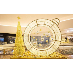 Grande décoration lumineuse boule de noël - Dimensions : 235 x 200 x 30 cm 