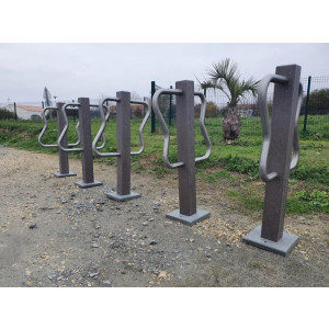 https://www.techni-contact.com/ressources/images/produits/merchandising/arceau-velo-en-materiau-recycle-dimension-50-x-23-x-95-cm-poteau-carre-ou-rond-77225785-1.jpg - Fabriqué en Polyal