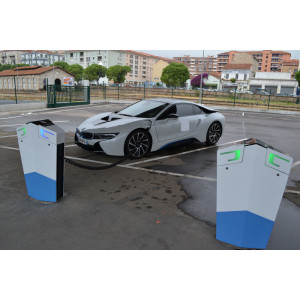 Borne recharge véhicules électrique en voirie - Bornes de recharge voirie robuste et design