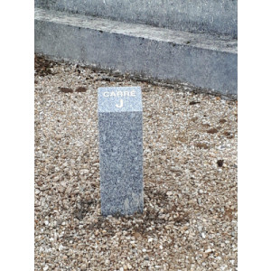 Borne signalétique en granit - Hauteur : 70 cm - Largeur : 17 cm