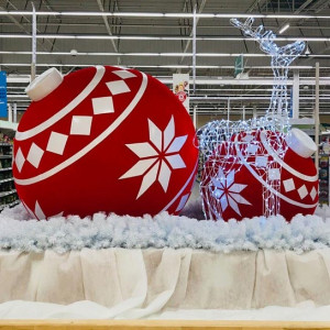 Boule de Noël géante pour magasin - 2 Dimensions – 230 V – Doré et blanc ou Rouge et blanc 