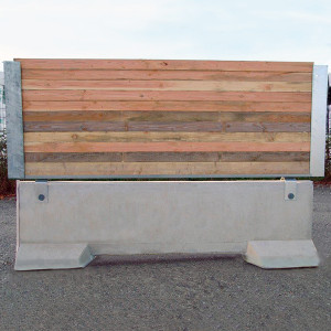 Clôture chantier avec habillage bois horizontal - Composée d’un stabilisateur béton et d’un cadre métallique galvanisé