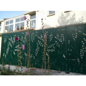 Clôture en tôle décorative PAKORIS - Pour la protection de la cour de récréation de l’école maternelle, une clôture en panneaux métalliques perforés sépare l’espace public de l’aire de jeu des enfants.