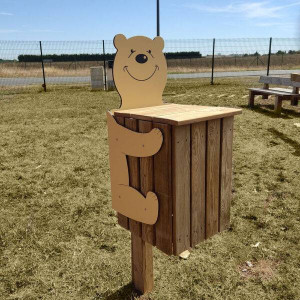 Corbeille de bois avec pancarte ours  - Hauteur: 580 mm - bois traité - à sceller