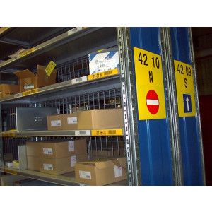 Étiquetage organisation d'entrepôt - Avec étiquetage, pancartes, marquage au sol