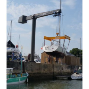 Grue potence pour le levage de bateaux - Idéale pour manutentionner de très lourdes charges, de 2 à 30 tonnes, avec un bras de 8m de long.