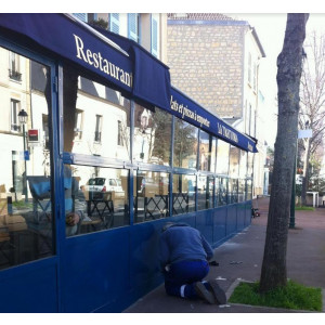 Installation terrasse extérieure pour restaurants - Structure en acier avec fenêtres