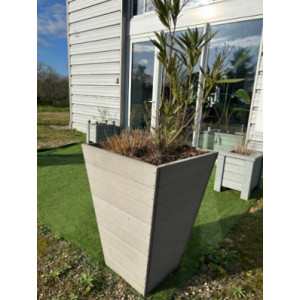 https://www.techni-contact.com/ressources/images/produits/merchandising/jardiniere-design-conique-en-materiau-recycle-dim-62-x-62-x-89-cm-capacite-90-l-91741772-1.jpg - Poids : 50 Kg - Base : 40 cm