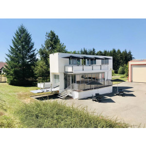 https://www.techni-contact.com/ressources/images/produits/merchandising/location-camion-evenementiel-haut-de-gamme-avec-terrasse-surface-100-m-dimensions-deployees-jusqu-a-l16-x-l9-m-plateforme-pmr-integree-34977143-1.jpg - Surface utilisable : 145 m²