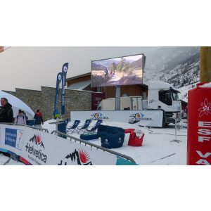 Location camion podium avec écran Led - Ecran Géant Surface d'affichage de 14 m²