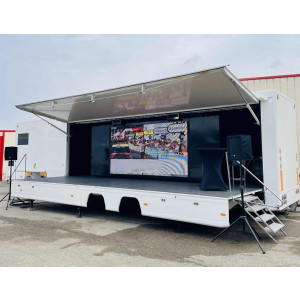 https://www.techni-contact.com/ressources/images/produits/merchandising/location-camion-scene-mobile-surface-podium-46-m-dimensions-deployees-jusqu-a-l16-5-x-l5-m-ecran-led-de-384-x-192-cm-sonorisation-integree-73495727-1.jpg - Déploiement hydraulique du podium