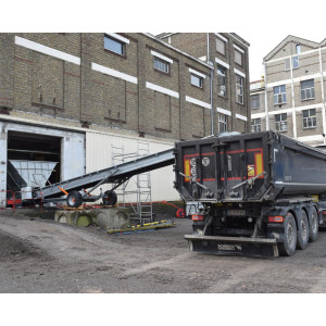 https://www.techni-contact.com/ressources/images/produits/merchandising/location-convoyeur-mobile-de-chantier-pour-gravats-capacite-jusqu-a-250-t-h-largeur-de-bande-800-mm-longueur-8-a-14-m-56866349-1.jpg - Inclinaison réglable de 15 à 25°
