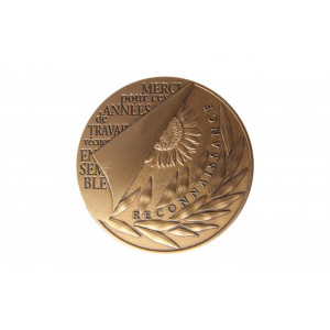 https://www.techni-contact.com/ressources/images/produits/merchandising/medaille-evenementielle-avec-gravure-depart-en-retraite-41799352-1.jpg - Médaille en bronze patiné de diamètre 65mm