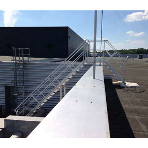 Passerelle double accès extérieur sur bâtiment industrie - Fixation au sol et sur l’acrotère - En aluminium