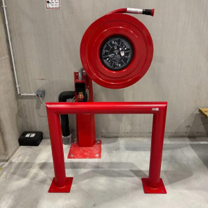 https://www.techni-contact.com/ressources/images/produits/merchandising/protection-de-robinet-d-incendie-arme-en-acier-pour-environnements-industriels-et-logistiques-avec-ou-sans-plinthe-92227353-1.jpg - Fixation à cheviller, avec ou sans plinthe