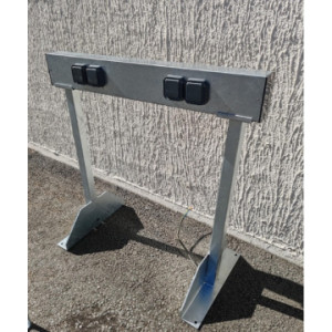 https://www.techni-contact.com/ressources/images/produits/merchandising/rampe-de-recharge-pour-velo-electriques-4-prises-fixation-au-sol-84598617-1.jpg - 4 prises