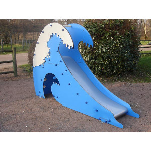 https://www.techni-contact.com/ressources/images/produits/merchandising/toboggan-vague-pour-aire-de-jeux-dimensions-l2-46-x-l0-55-x-h1-72-m-surface-d-impact-2-55-x-5-96-m-scellements-4-14864995-1.jpg - Montage en 1 journée à 2 personnes
