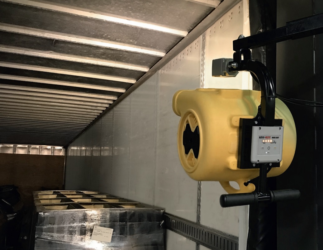 Lampe de quai LED 18 W - IP 45 - Flux lumineux 925 lm - Durée de vie 175 200 heures - 13425193-451981826.jpg