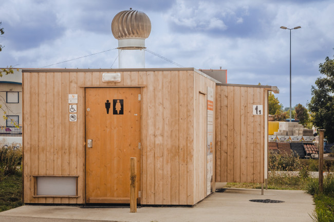 Toilette sèche nature - 14892329-476923484.jpg