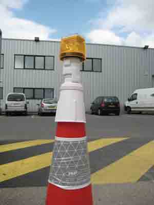 Feu de chantier à énergie solaire - 15853325-281729557.jpg