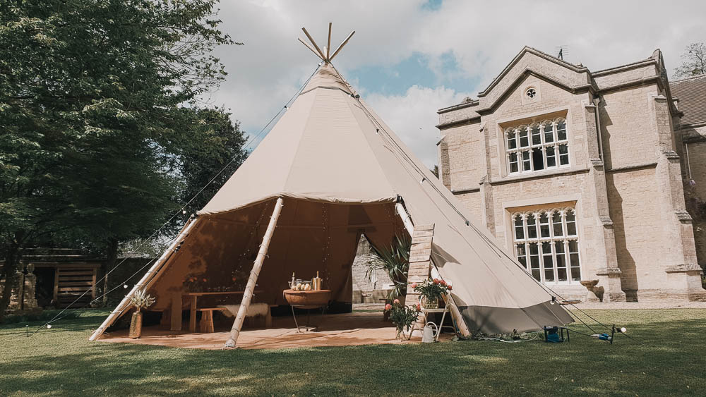 Tente à porte zippée et panneau enroulable pour petits événements - 15942979-944754688.jpg