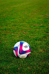 Ballon de football rose et bleu - 1949186-519474281.jpg
