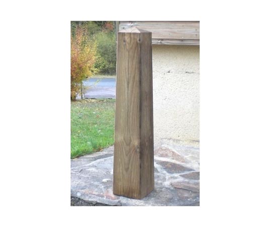 Borne pyramidale en bois - 220614-353361116.jpg