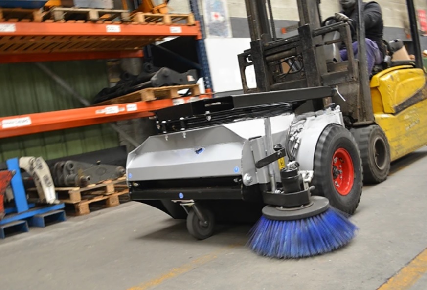 Balyeuse pour chariot élévateur sans connexion -  Largeur max balyage : 1,35 m - Bac 100 l - 29439569-161411392.jpg