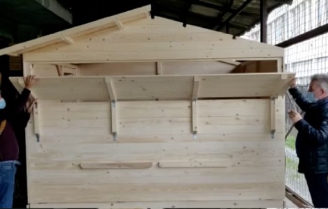 ETAPE 3 : Ouvrez le auvent frontal, calez-le sur la barre inférieure.