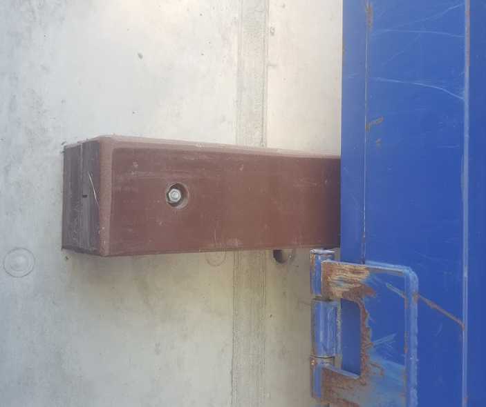 Butée de protection pour déchetteries - En composite thermoplastique recyclé - Dimensions (LxH)) : 800x150 - Epaisseur : 160mm - Poids : 18kg x 2 - Fixations : 2 par module 31322776-141752143.jpg