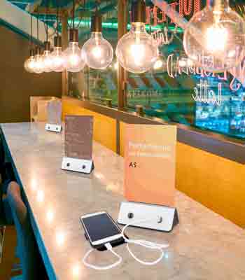 Porte-menu de bureau avec chargeur mobile - 39317187-362624898.jpg