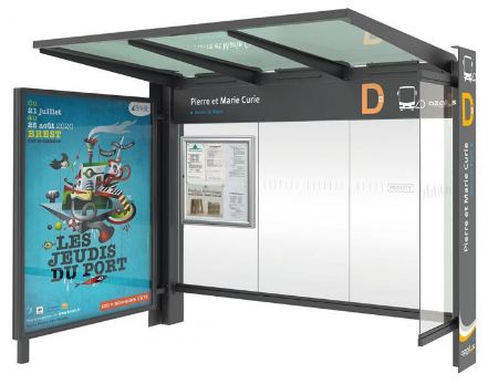 Avec une vitrine à gauche et un bardage latéral à droite 