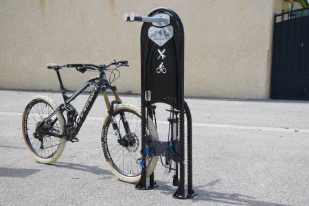 Station de réparation et gonflage pour vélo - 47222241-422481747.jpg