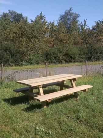 Table à pique-nique en bois - 505344-582434227.jpg