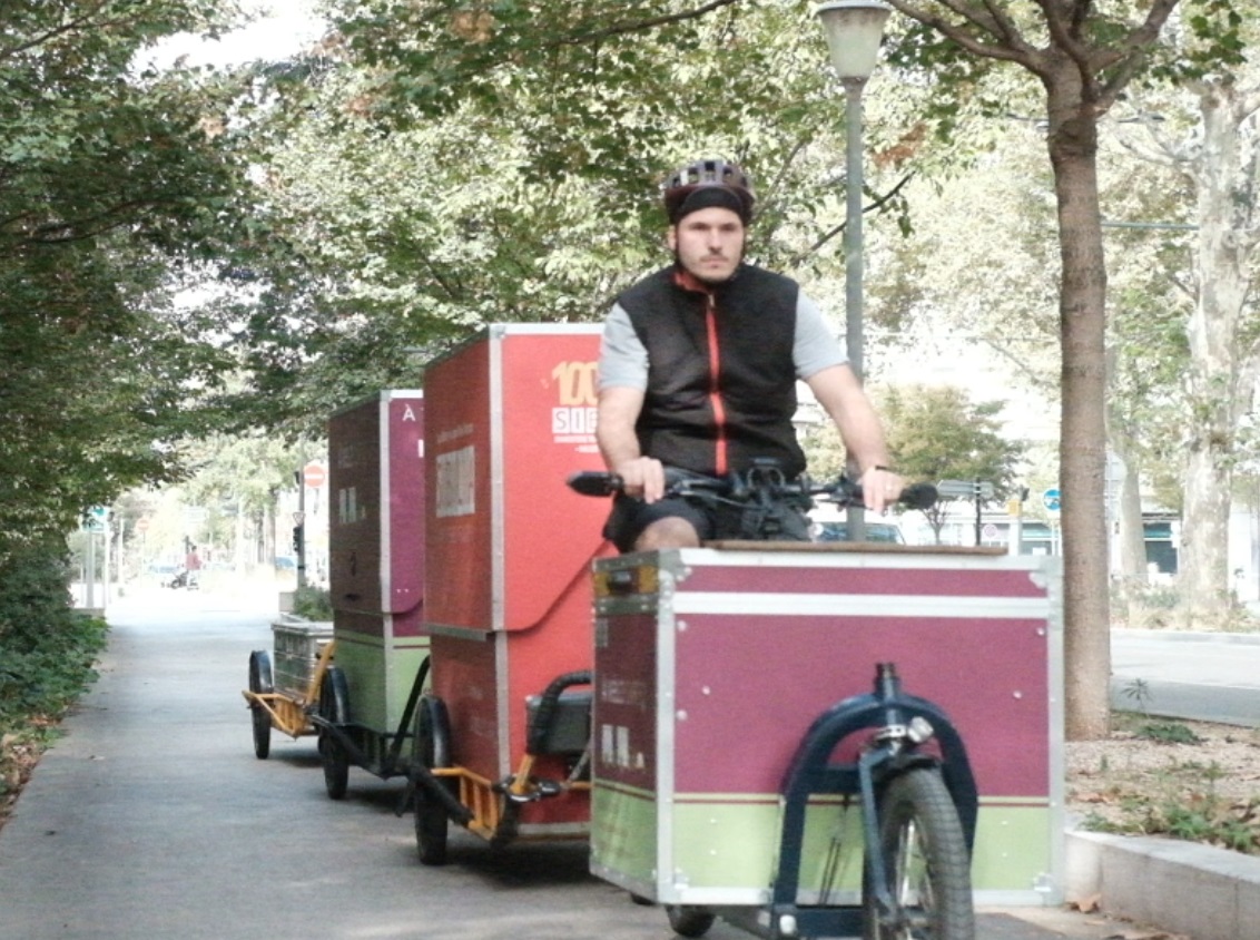 Remorque électrique pour vélo - Charge 200 kg - Batterie de 720Wh - 52412524-287162654.jpg