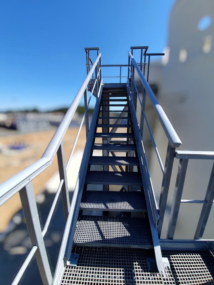 Escalier industriel avec plateforme sur mesure - Composites - 62545891-228625111.jpg