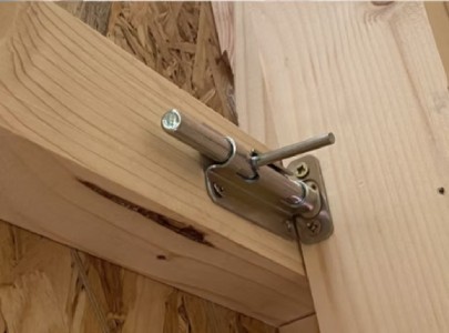 ETAPE 2 : Solidarisez chaque mur grâce aux 4 loquets.