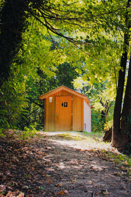 Toilette publique à lombricompostage - 7628348-324335142.jpg