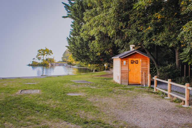 Toilette publique à lombricompostage - 7628348-415257835.jpg