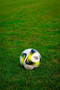 Ballon de football jaune et noir - 85462172-162357219.jpg