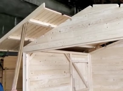 ETAPE 4 : Placez le toit à l'aide de la barre centrale fournie.