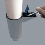  Sur fourreau à sceller, <br> verrouillable par clé triangle