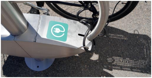 Sécurisation du chargeur et du vélo avec un cadenas unique