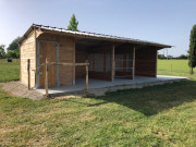 Abri avec râteliers à foin