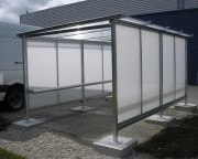 Abri fumeur à ossature métallique