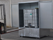 Abri pour IBC - rétention intégrée - En acier galvanisé  - Box avec rétention intégrée | Capacité : 1000 L | Acier galvanisé à chaud | Fermeture 