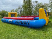 Baby-foot humain gonflable en location - Dim : 11 x 7 x 2,5 m - Capacité : 12 joueurs - Âge : à partir de 6 ans