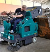 Balayeuse autoportée à 2 brosses - 12 600 m2/h