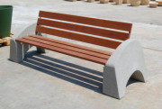 Banc public en béton et bois