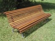 Banc public en bois tropical